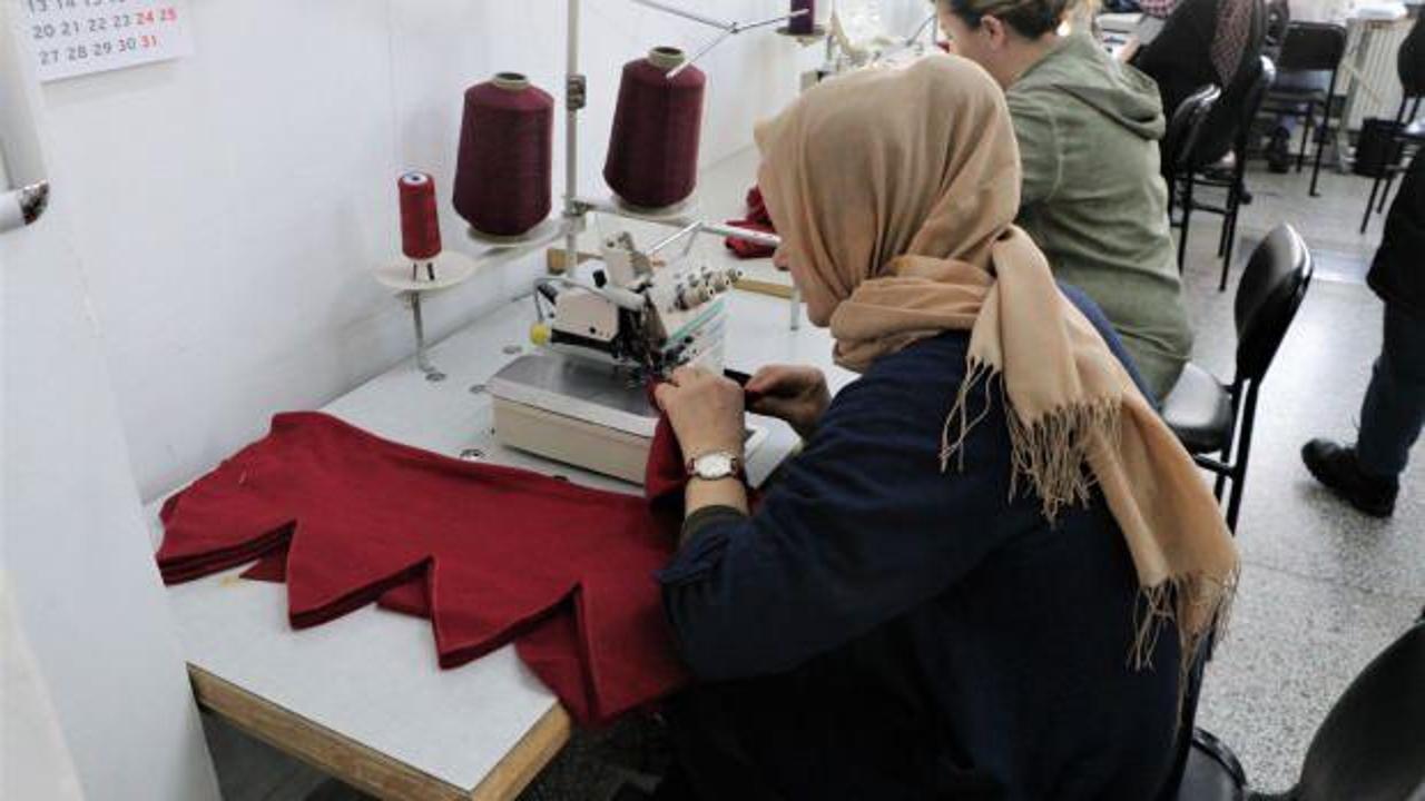 Depremzedeler i&ccedil;in uyku tulumu dikiyorlar