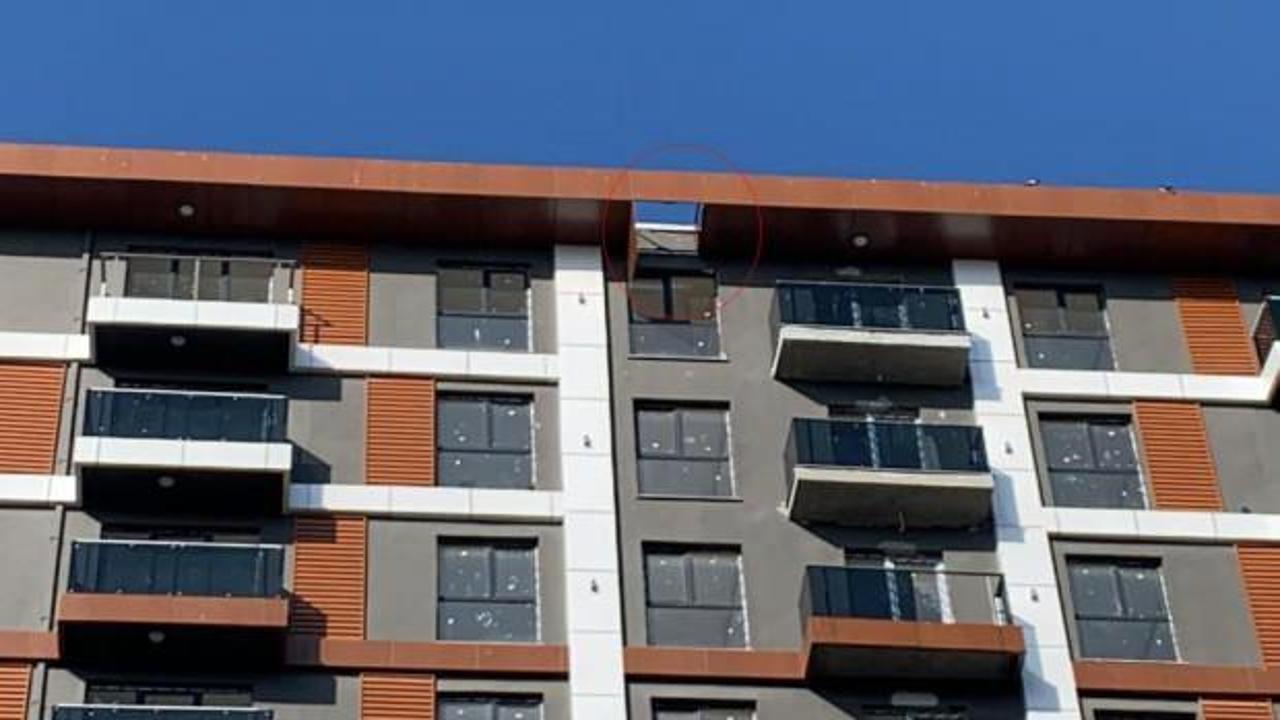 Feci olay! 14 katlı rezidansın &ccedil;atısından yere &ccedil;akıldı