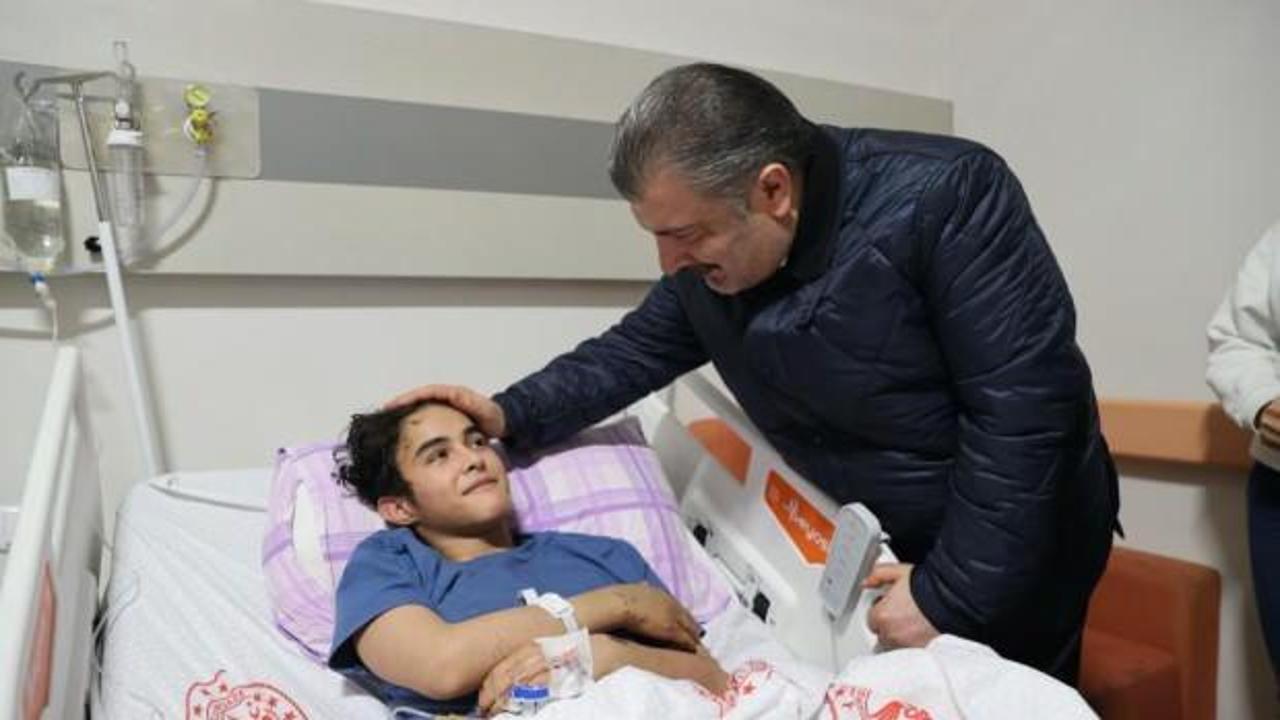 Sağlık Bakanı Koca, hastanede depremzede çocukları ziyaret etti