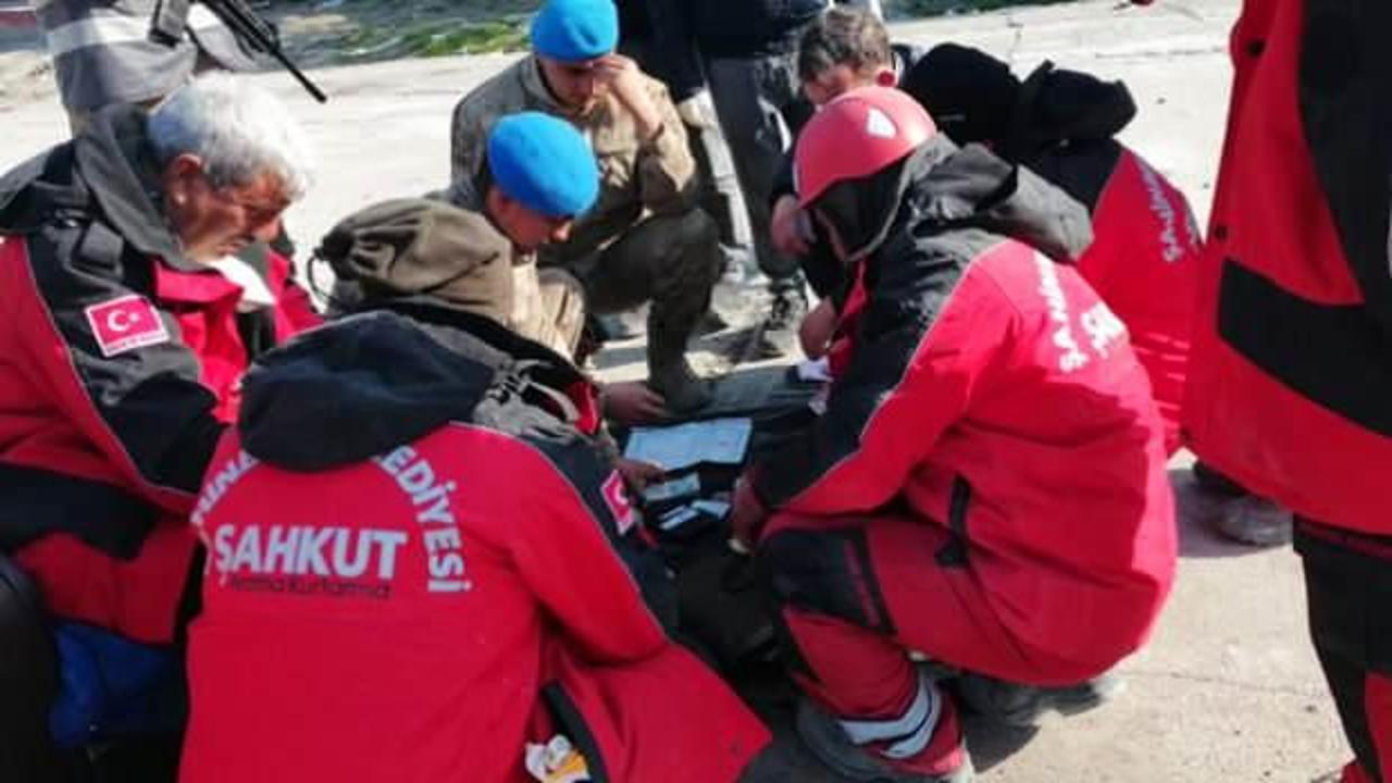 Şahinbey Kurtarma ekibi, enkazda buldukları 46 bin lirayı depremzedeye iade etti!