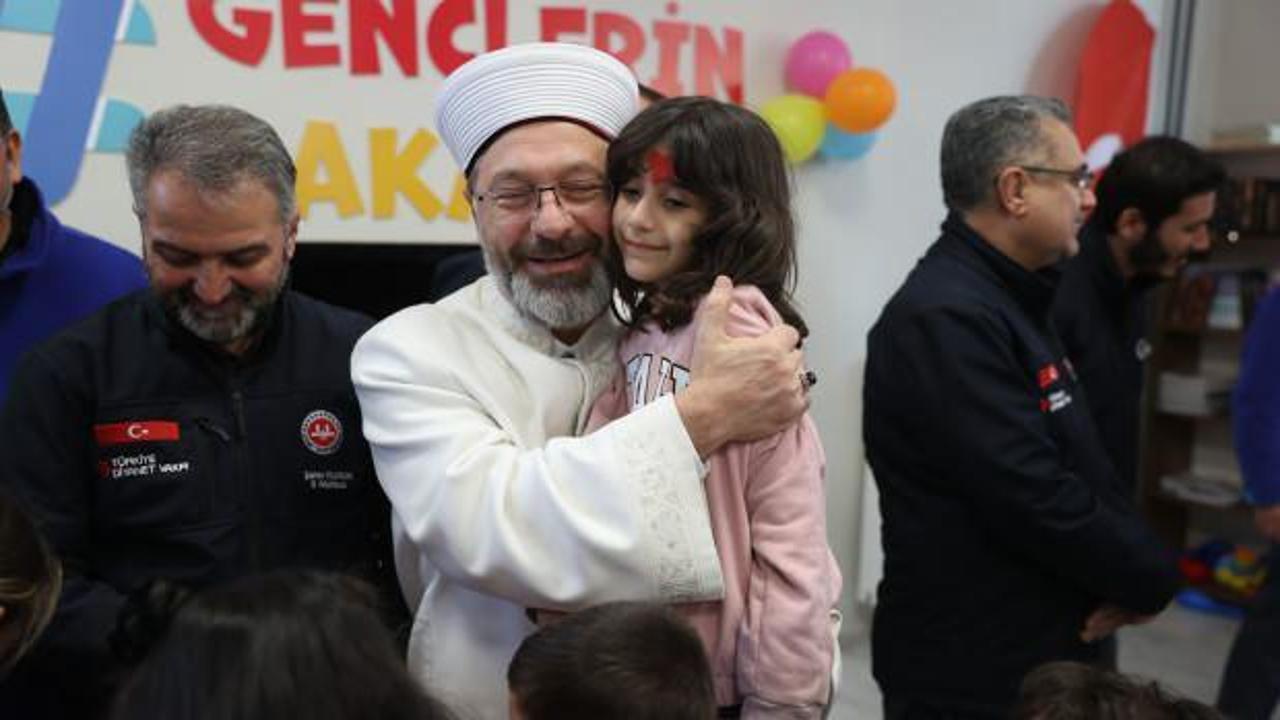 Ali Erbaş, Malatya'da depremzedeleri ziyaret etti