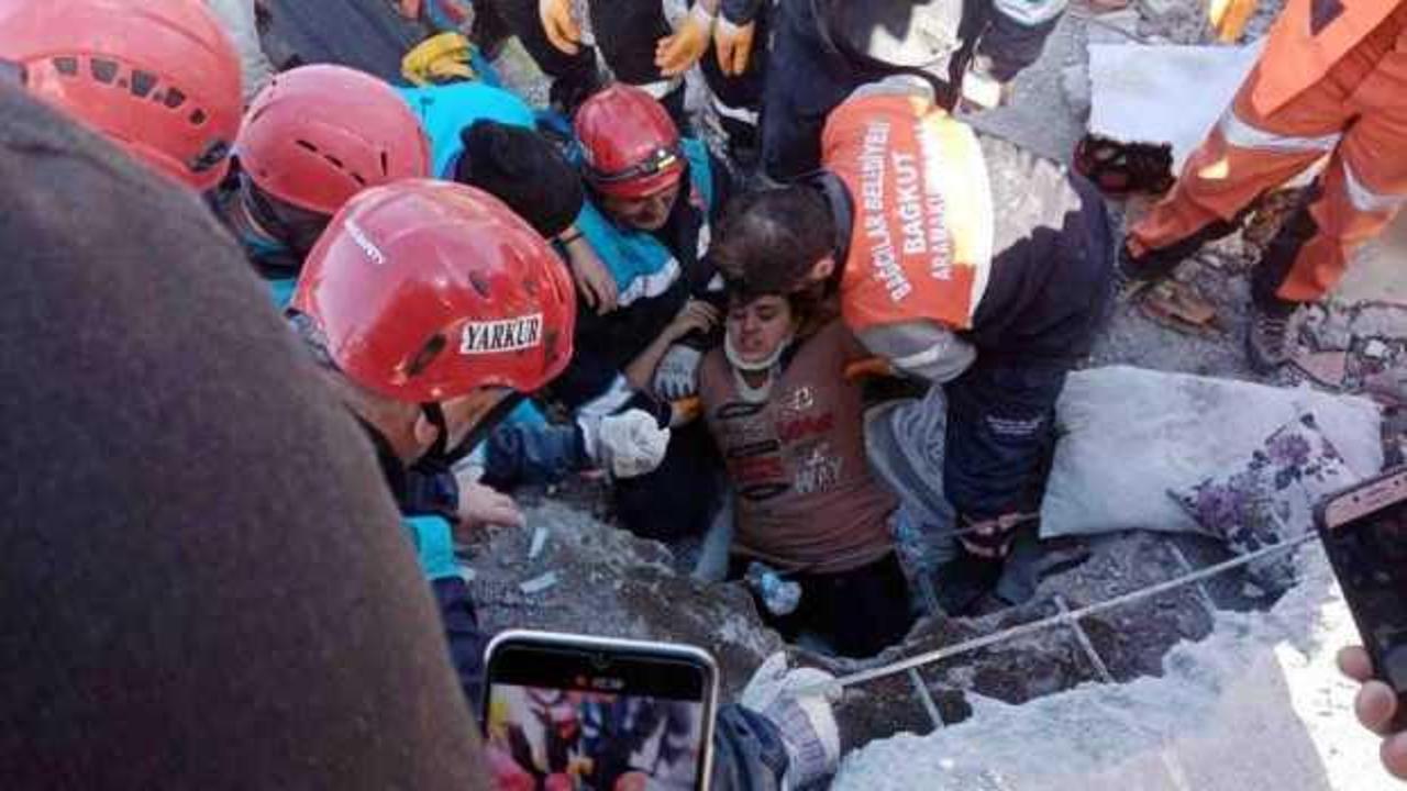 Enkaz altında kalan anne ve kızı, papağan sayesinde kurtarıldı