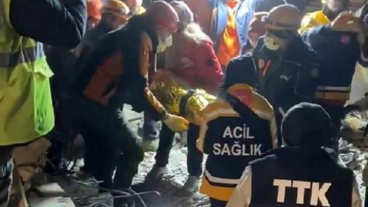 Enkazdan, &ouml;len kızının akıllı saati sayesinde kurtuldu