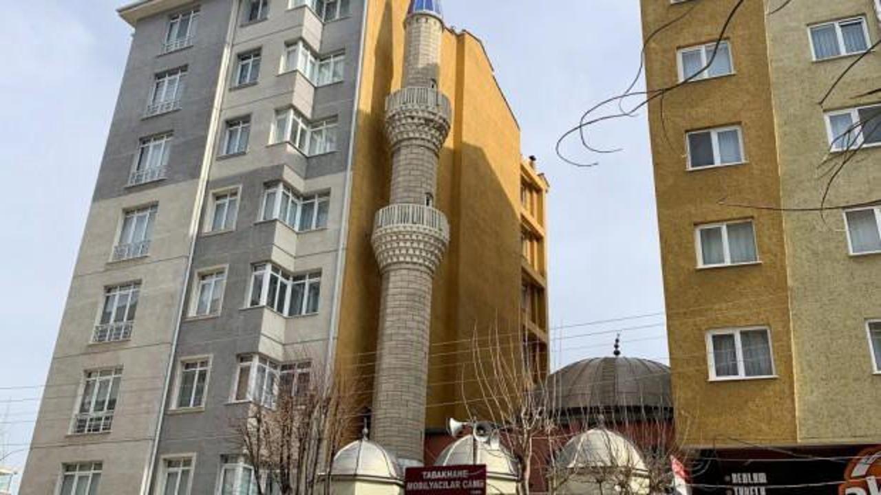 İki apartmanın arasında kalan cami g&ouml;renleri şaşırtıyor