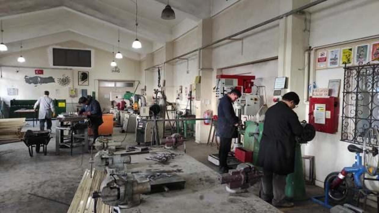 Meslek lisesinde depremzedeler i&ccedil;in soba &uuml;retiliyor