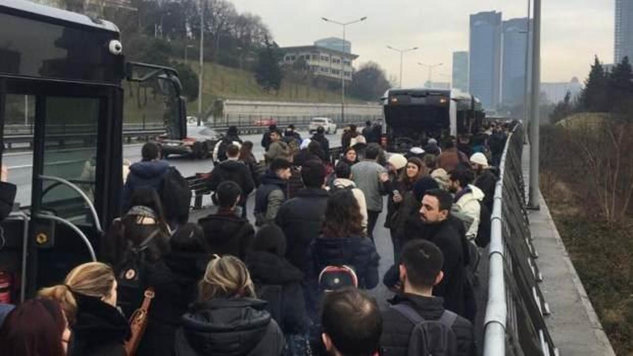 Metrobüs yine arızalandı: Vatandaşlar yürümek zorunda kaldı