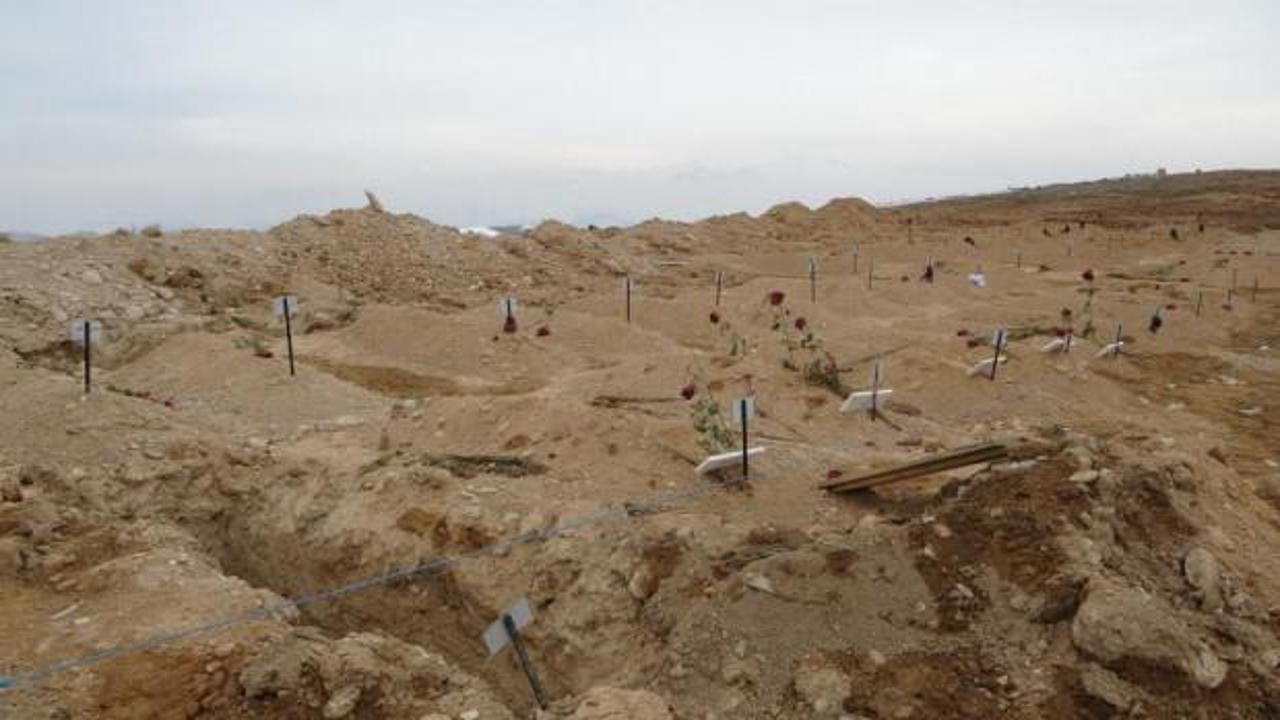 Mutlu k&ouml;y&uuml;, depremde kayan iki dağın altında kaldı! 48 kişi &ouml;ld&uuml;