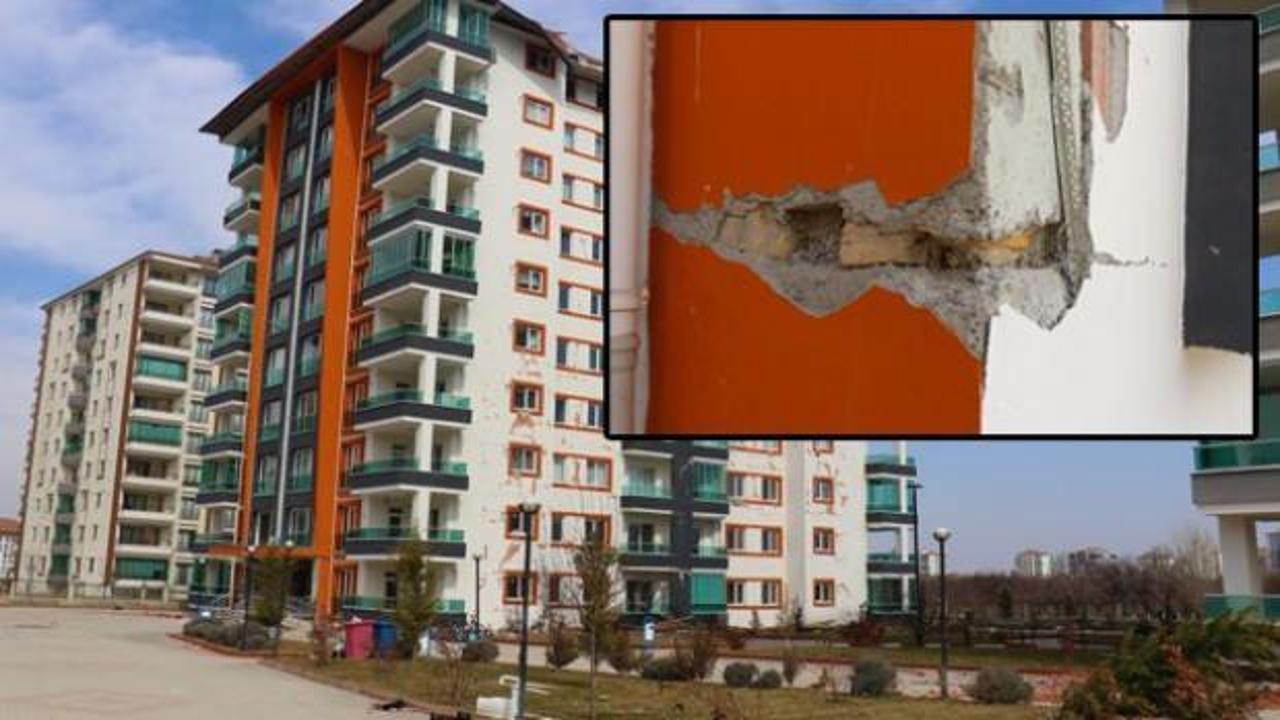 4 yıllık binada akılalmaz g&ouml;r&uuml;nt&uuml;! Tahta par&ccedil;aları &ccedil;ıktı