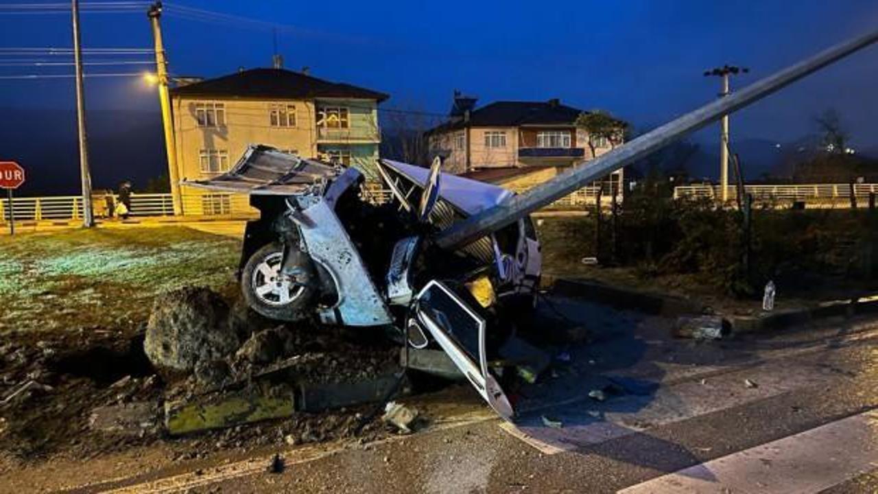 Aydınlatma direğine &ccedil;arpan otomobil ikiye ayrıldı