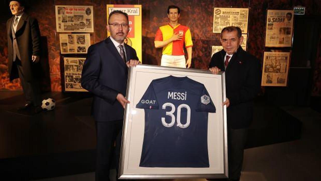 Bakan Kasapoğlu, Messi'nin formasını Galatasaray'a bağışladı