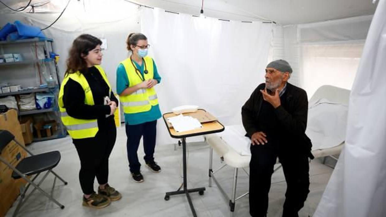 Belçikalı sağlık çalışanları depremzedelerin yaralarını sarıyor