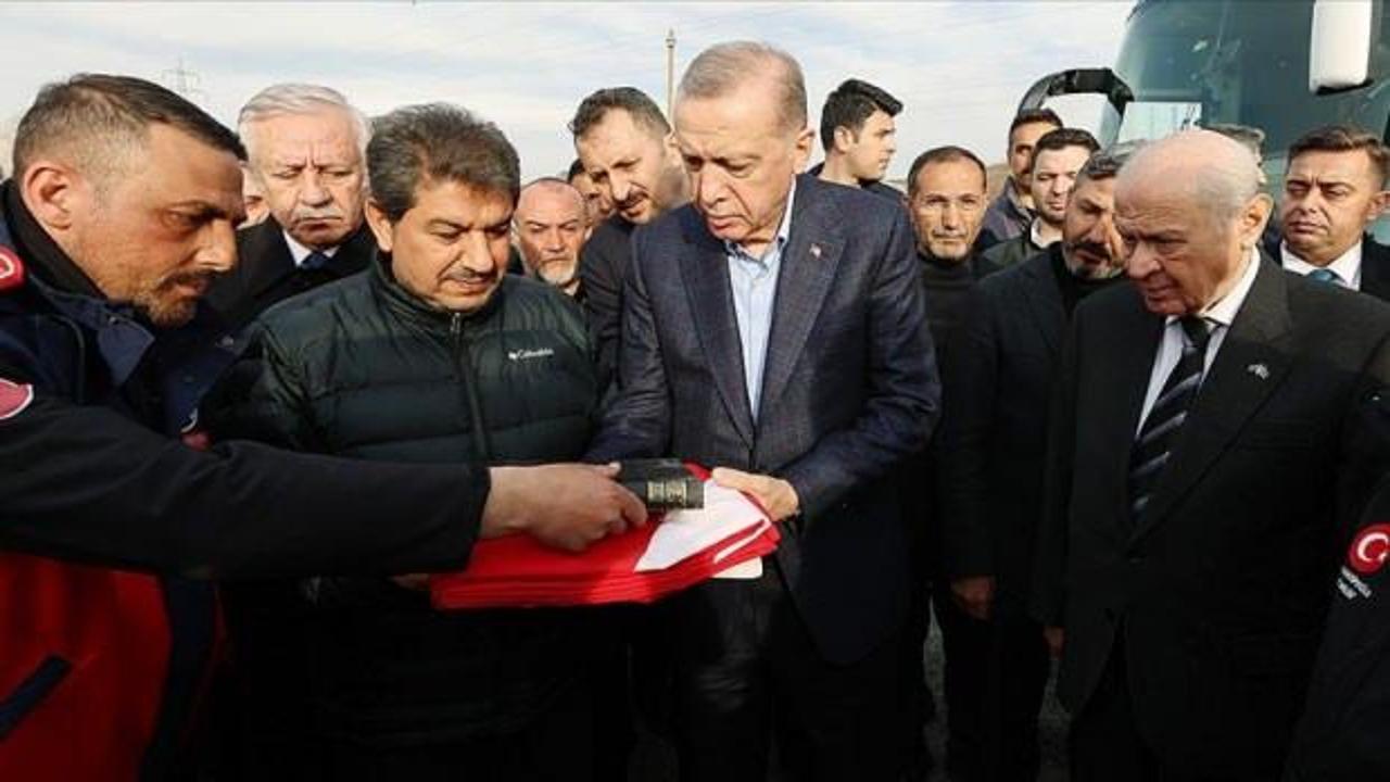 Cumhurbaşkanı Erdoğan'a Adıyaman'da T&uuml;rk bayrağı ve Kur'an-ı Kerim takdim edildi