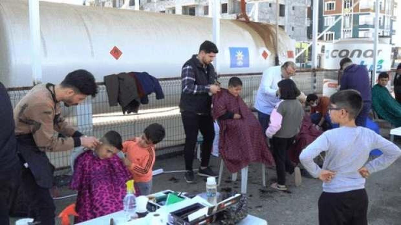 Miniklerin ilk sa&ccedil; tıraşını g&ouml;n&uuml;ll&uuml; berberler yaptı