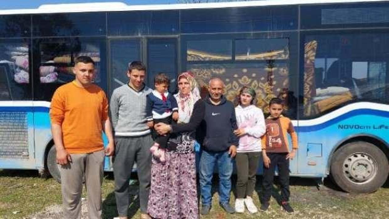Şof&ouml;rl&uuml;k yaptığı otob&uuml;s, depremden sonra evi oldu 