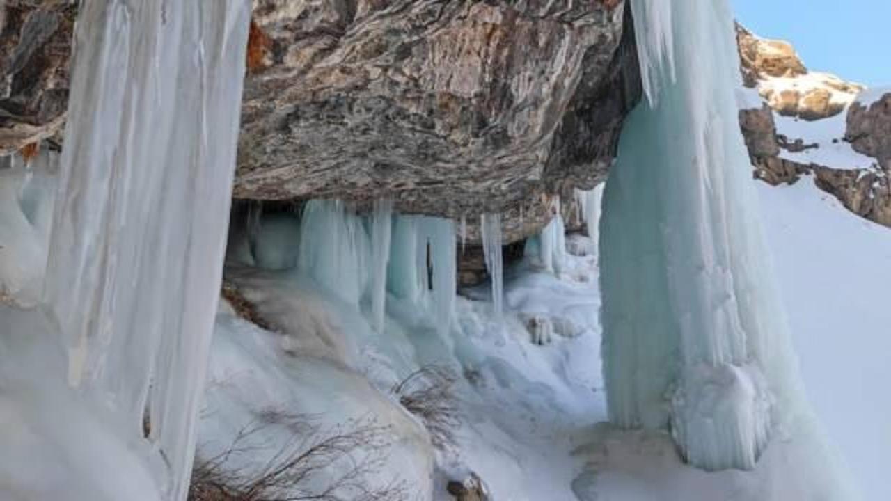 Van'da donan şelale g&ouml;renleri hayran bıraktı