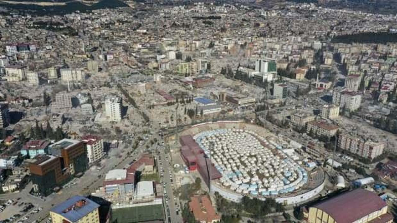 Devlet millet el ele, gazeteciler deprem b&ouml;lgesinde