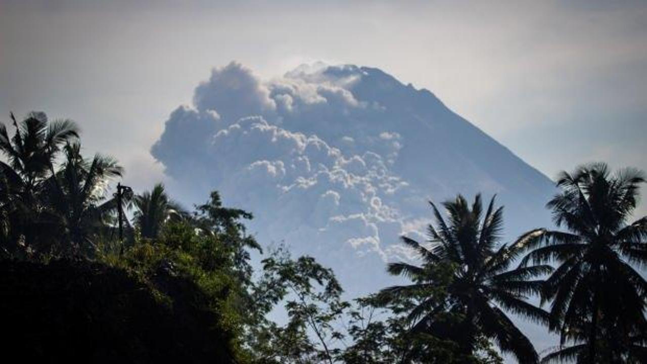 Endonezya'da yanardağ alarmı: 100 metreye kadar yükseldi