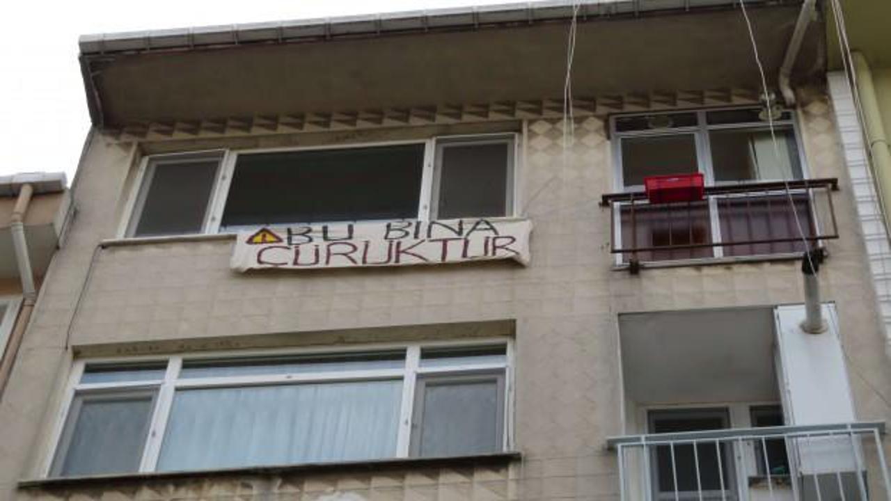 Kadık&ouml;y'de 'bu bina &ccedil;&uuml;r&uuml;kt&uuml;r' pankartı asıp evi boşalttı