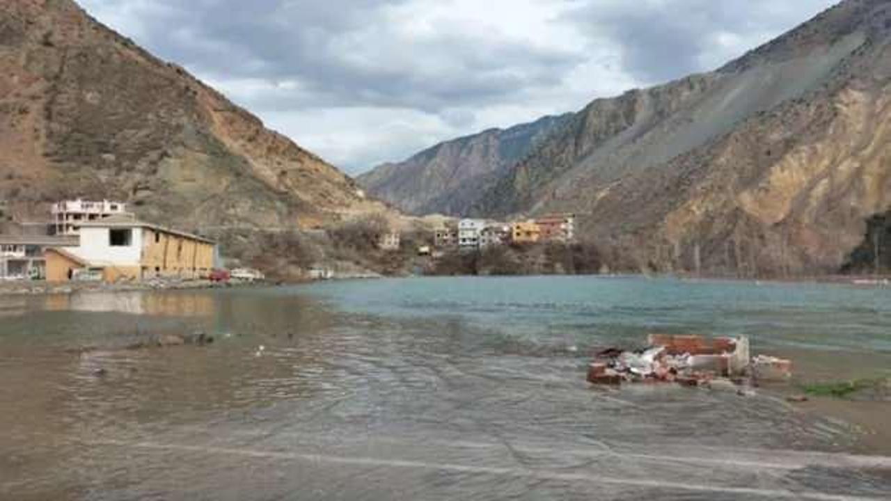 Yusufeli Baraj g&ouml;l&uuml;n&uuml;n suları il&ccedil;e merkezine ulaştı