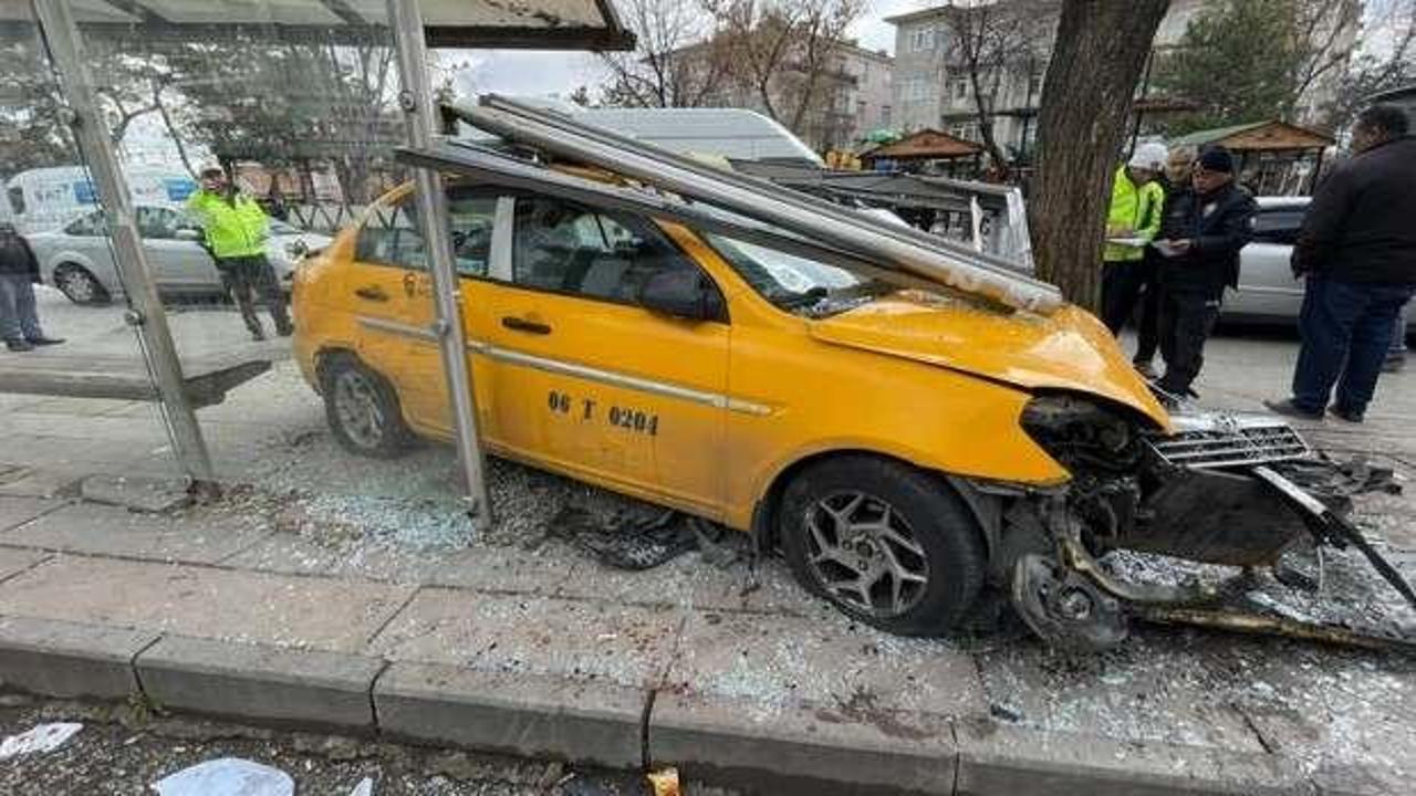 Ankara'da taksi otobüs durağına daldı: Çok sayıda yaralı