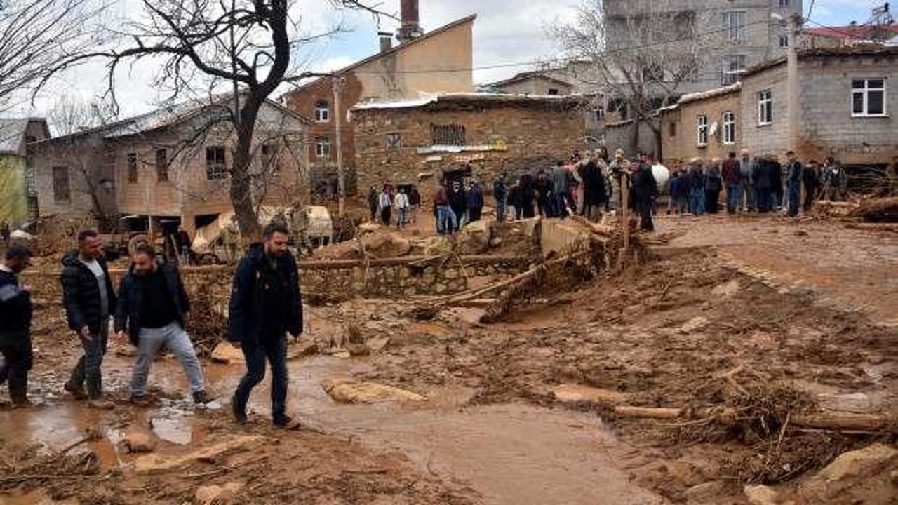 Bitlis'te gölet taştı: 210 dekar tarım alanı zarar gördü
