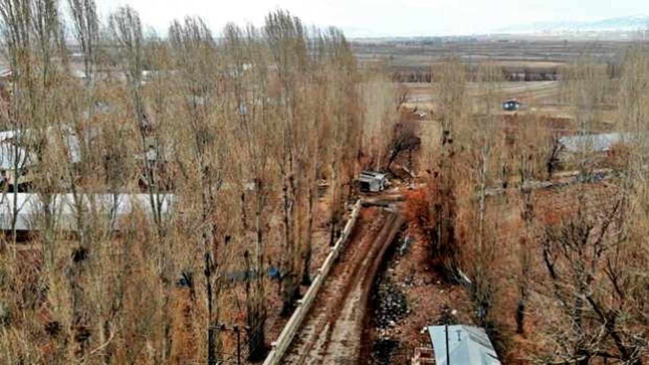 Erzurum'da k&ouml;yl&uuml;ler &ccedil;aresiz durumda! Y&uuml;zlercesi her yeri istila etti!