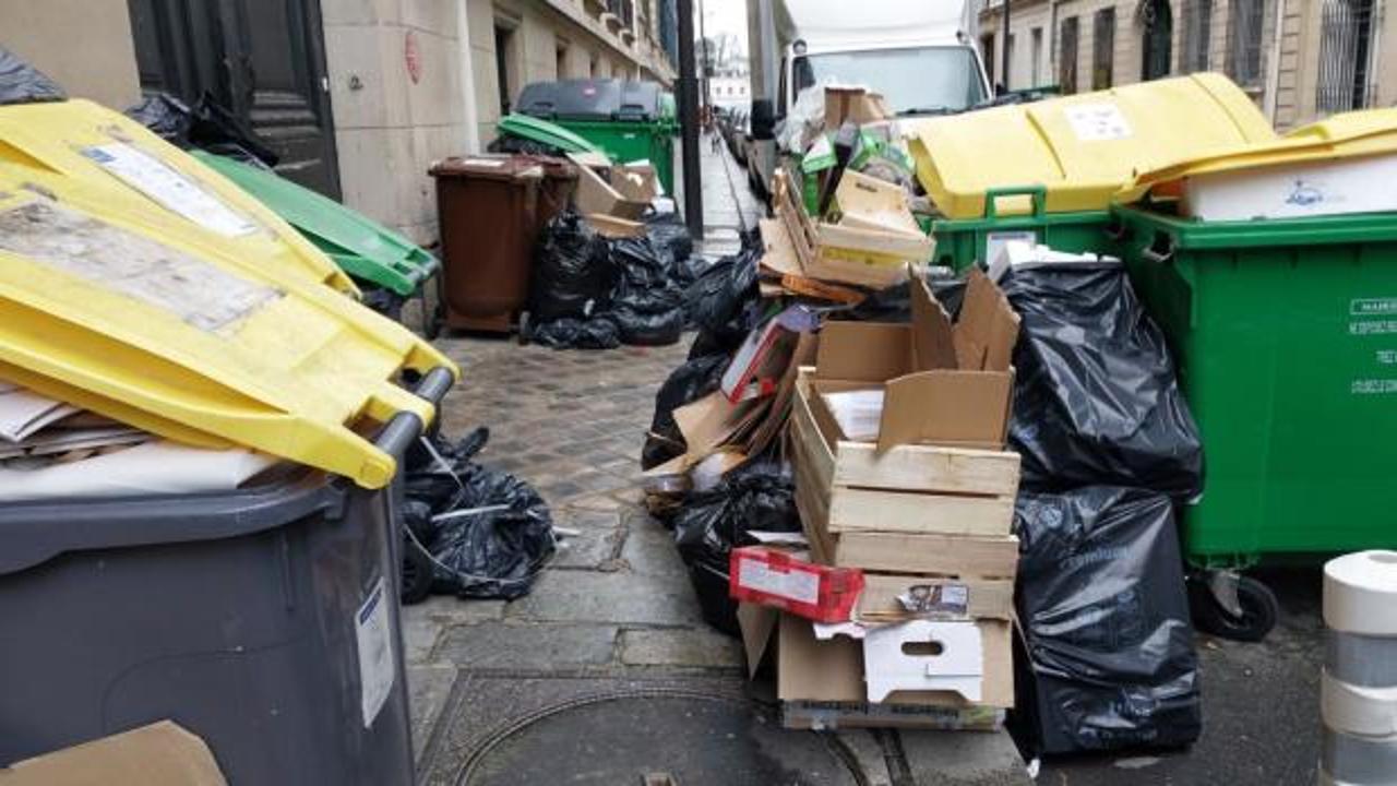 Fransa'da çöp krizi: Yetkililer birbirine girdi