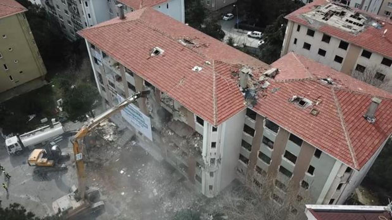 İstanbul'da yerinde d&ouml;n&uuml;ş&uuml;m i&ccedil;in sitedeki 7 blok yıkıldı