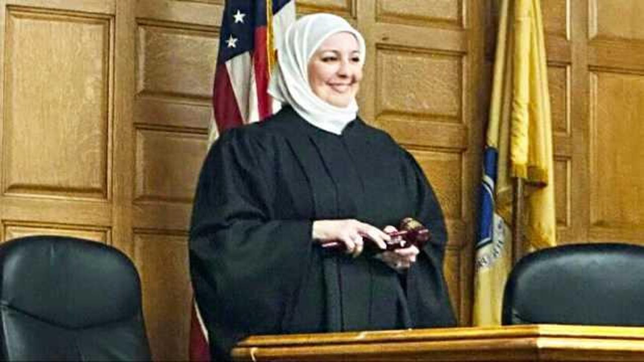 ABD'nin ilk başörtülü yargıcı, Kur'an-ı Kerim'e el basıp görevine başladı