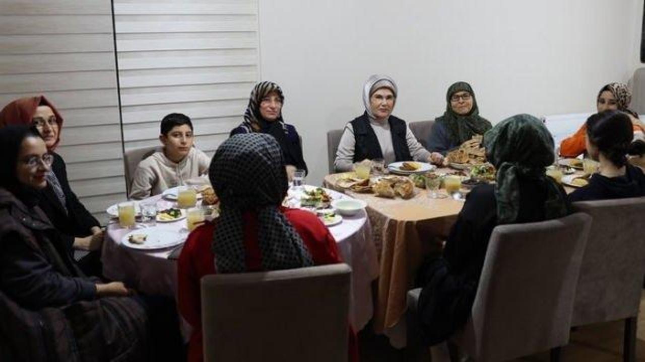 Emine Erdoğan, ilk iftarını depremzede aile ile birlikte yaptı