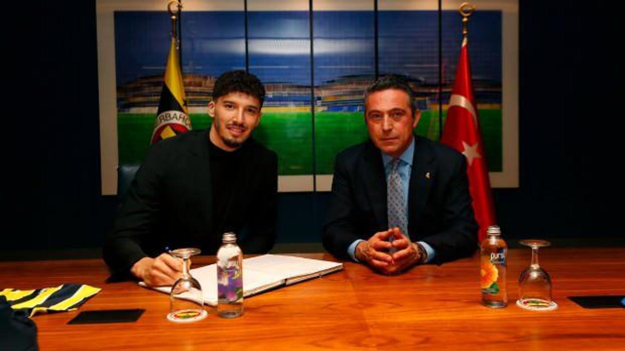 Fenerbahçe'de Altay Bayındır için imza töreni düzenlendi 