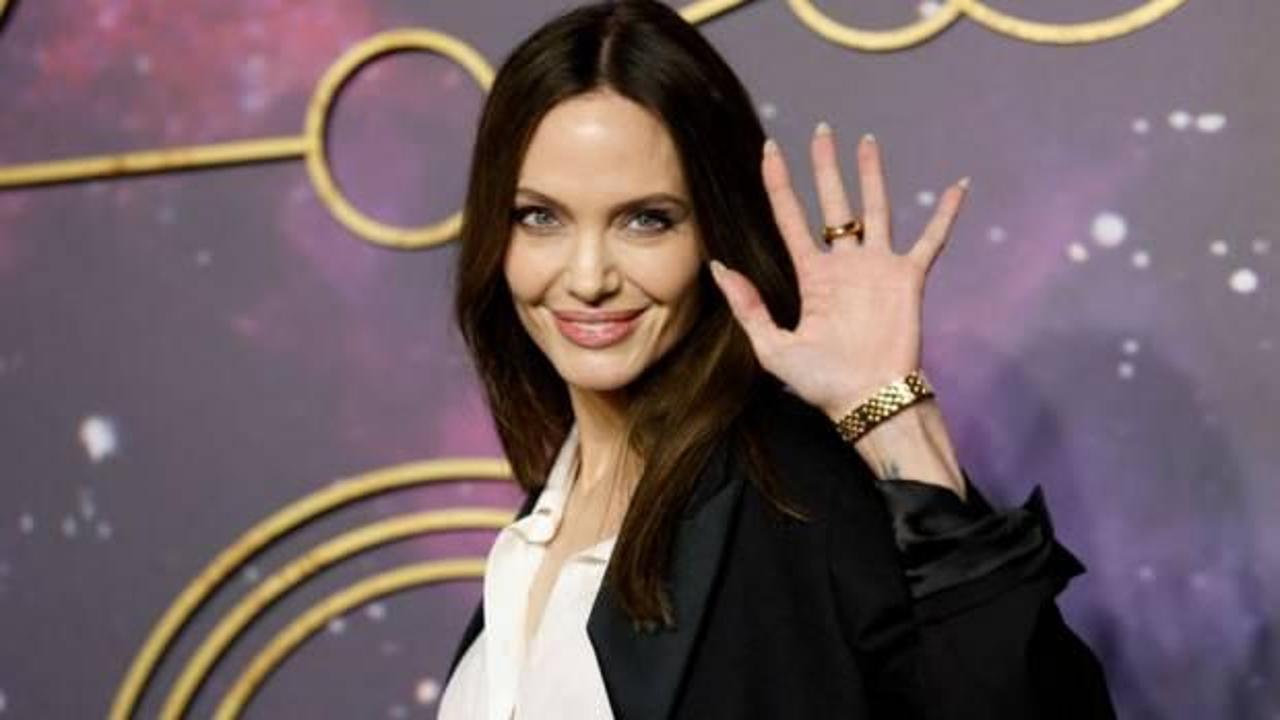 Angelina Jolie'dan sürpriz karar! 