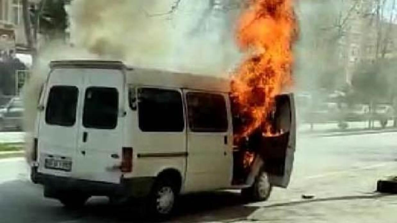 Çakmaklık kısmından tutuşan minibüs alev alev yandı