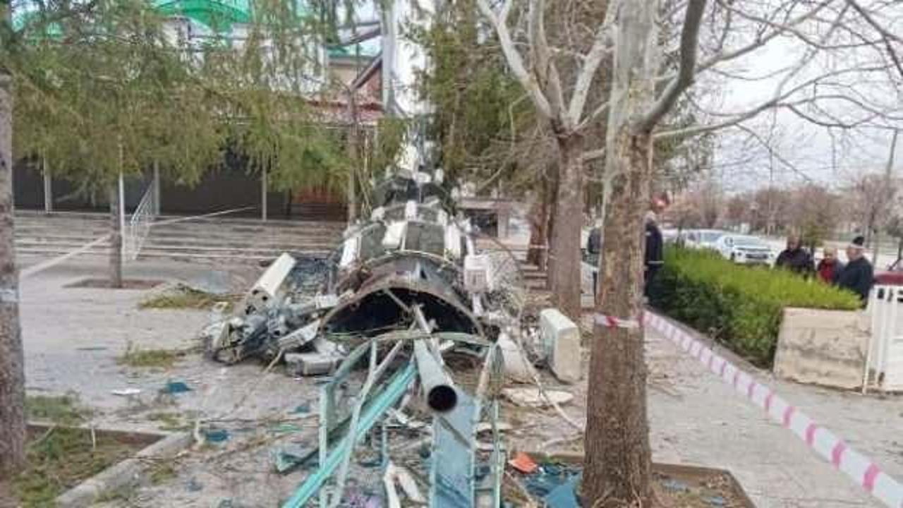 Erzincan'da kuvvetli r&uuml;zgar; minare yıkıldı, okulun &ccedil;atısı u&ccedil;tu