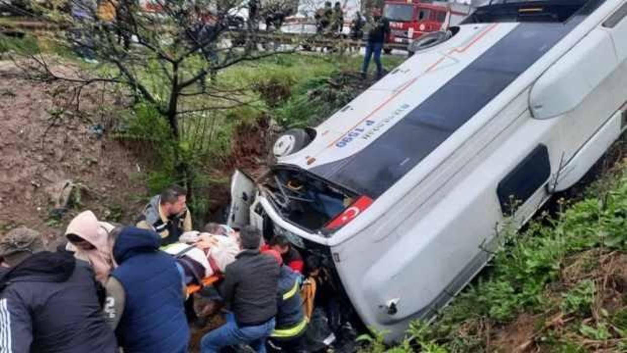 Kocaeli'de servis midibüsü devrildi: 8 kişi yaralandı