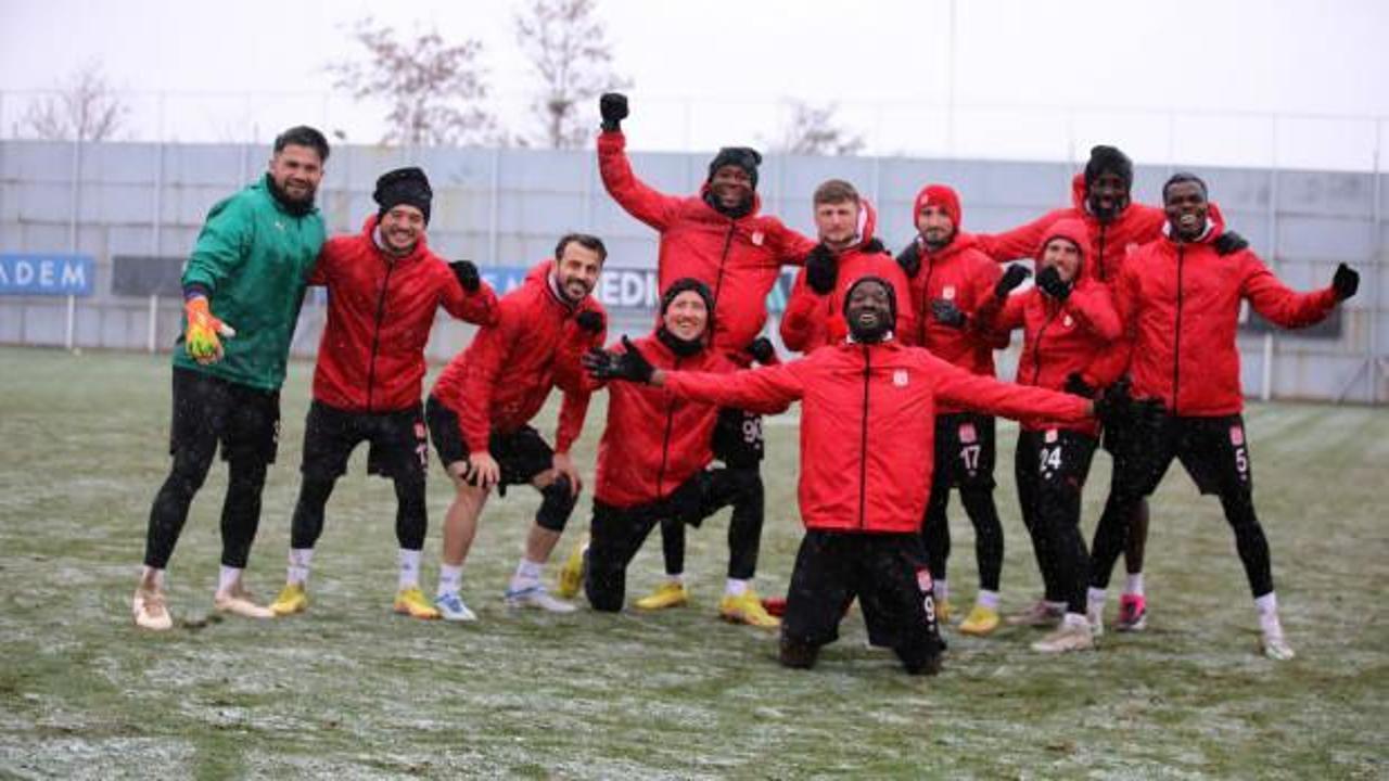 Sivasspor'dan kar yağışı altında antrenman!