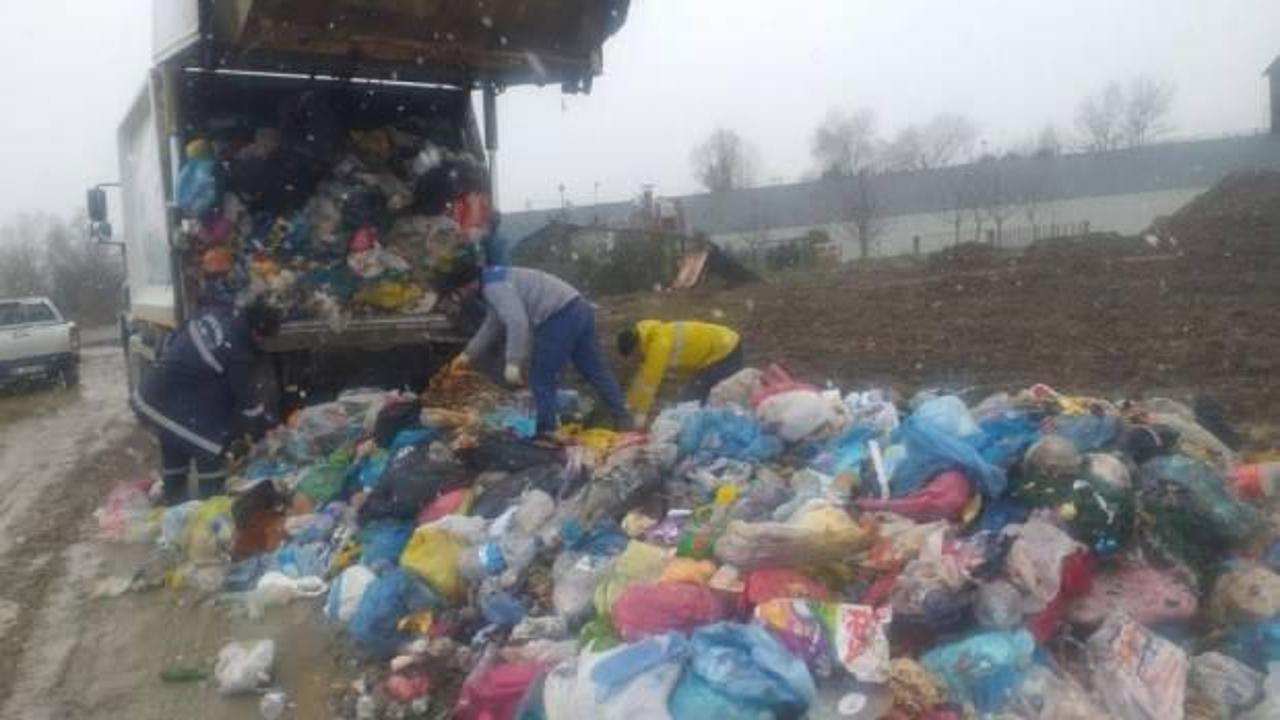 Yanlışlıkla &ccedil;&ouml;pe atılan kumbara i&ccedil;in 8 ton &ccedil;&ouml;p&uuml; tek tek karıştırdılar