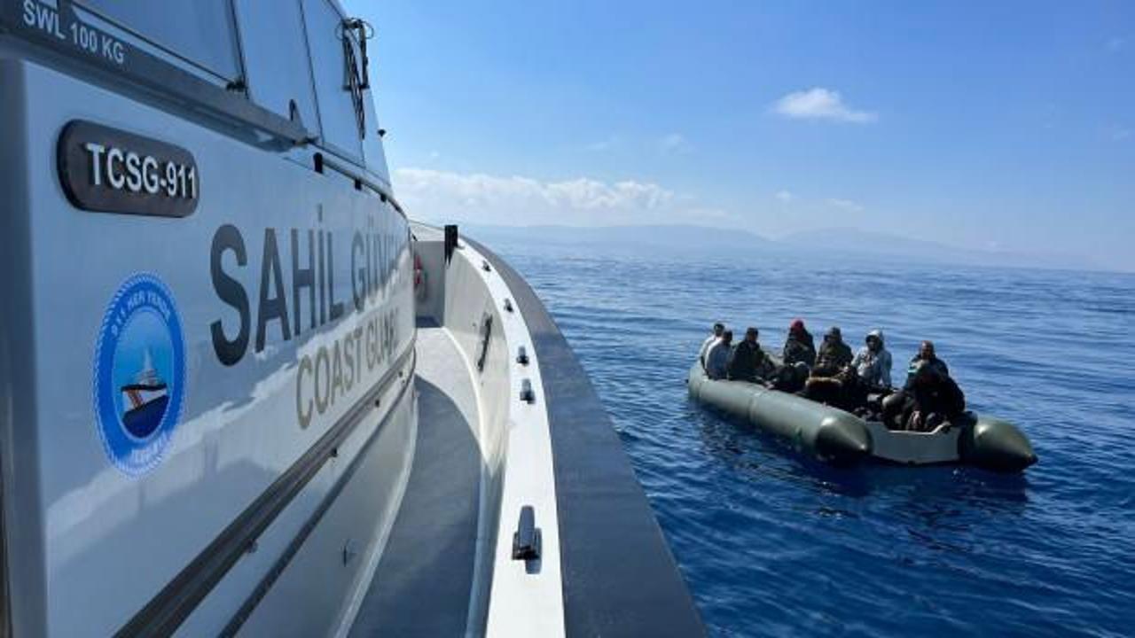 Yunanistan'ın ölüme sürüklediği 16 düzensiz göçmen kurtarıldı