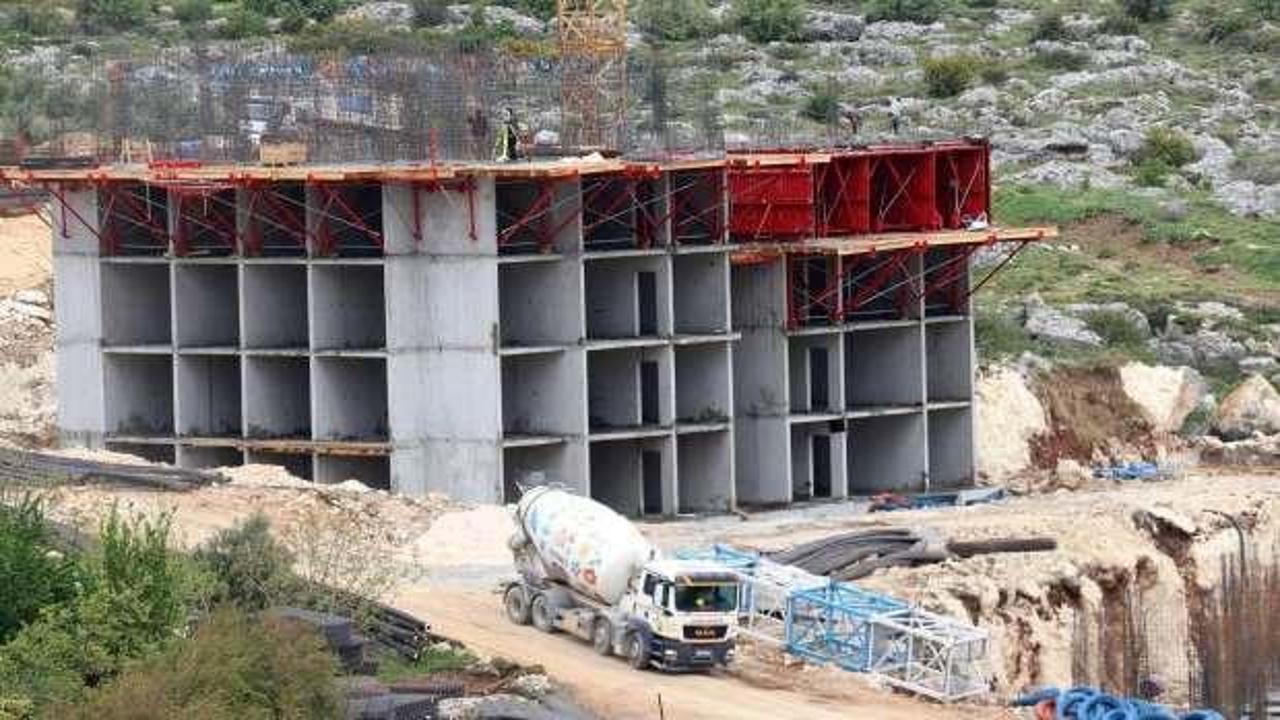 Hatay'da temeli atılan kalıcı konutların inşaatı hızla y&uuml;kseliyor