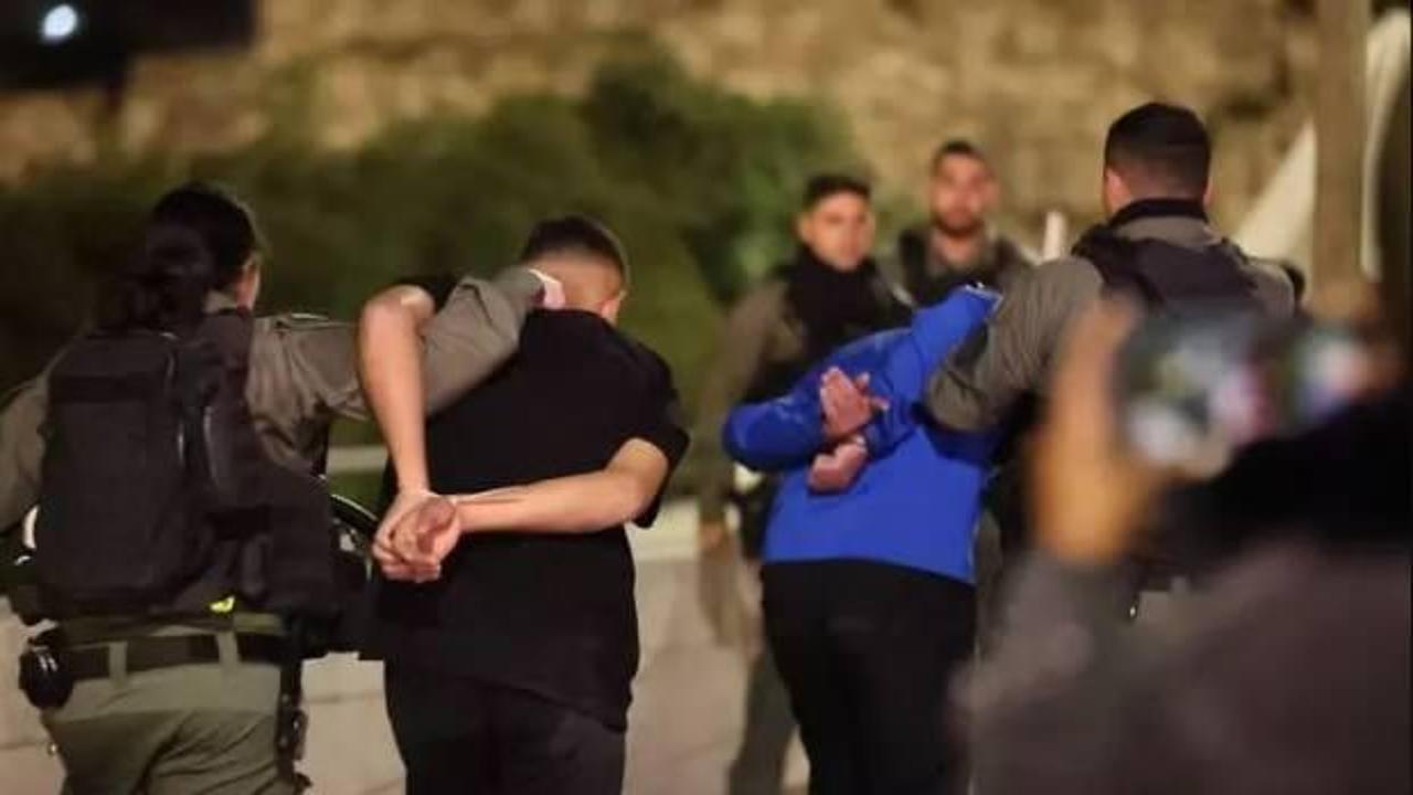 İsrail polisinden sabah namazı için Mescid-i Aksa'ya gelen gençlere hain saldırı!