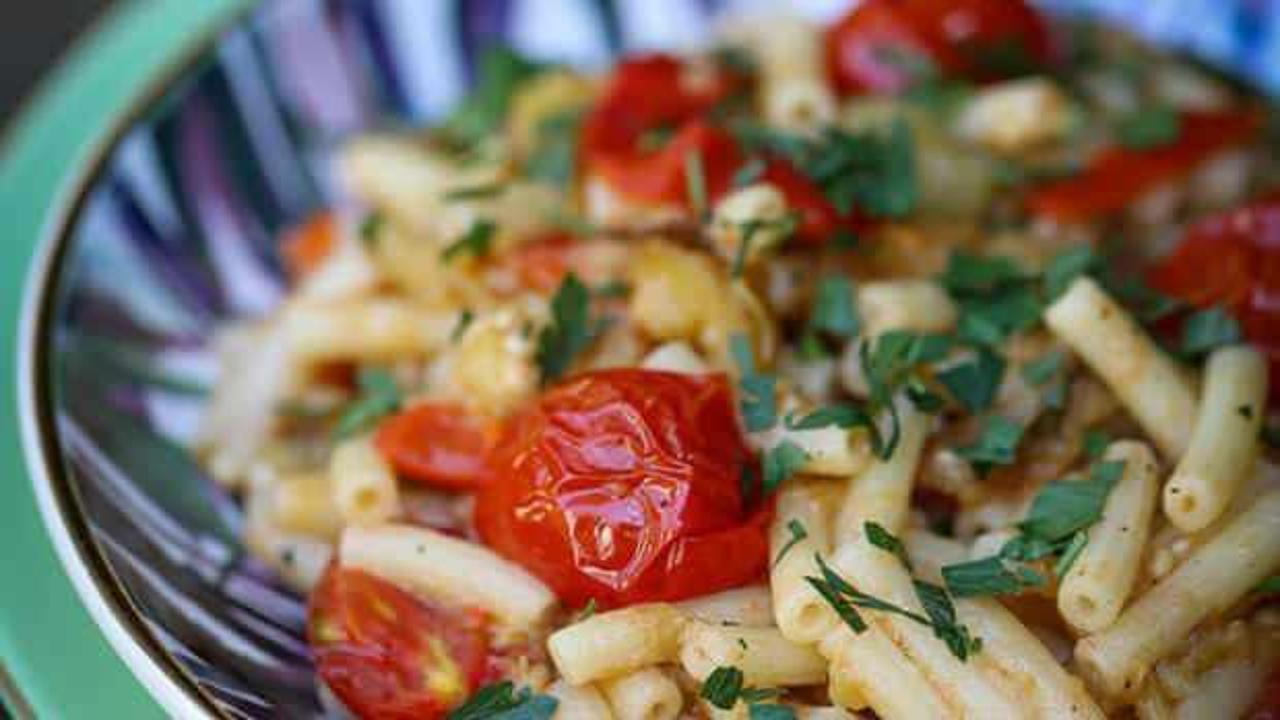 Közlenmiş patlıcan soslu makarna tarifi, nasıl yapılır? 