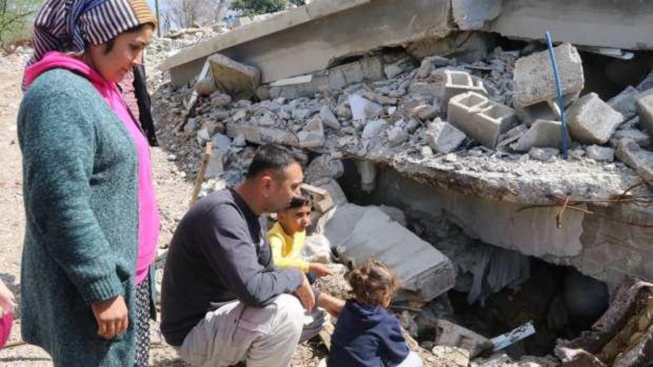 Yıkılan evlerinin enkazından &ccedil;ıkarılan aile yaşadıklarını unutmaya &ccedil;alışıyor