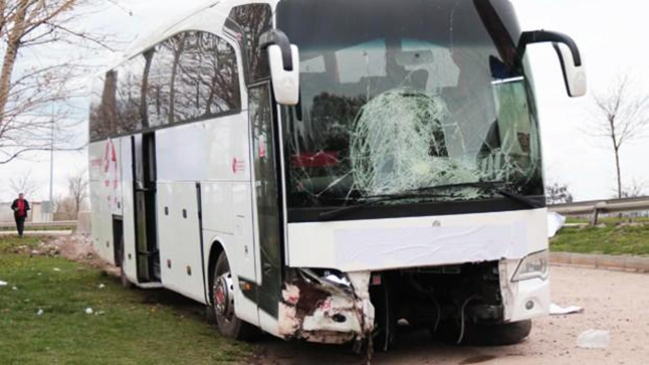 Eskişehir'de feci kaza! Yolcu otob&uuml;s&uuml; beton bariyerlere &ccedil;arptı: 17 yaralı