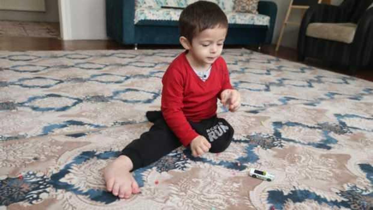 Minik Efe'nin el ve ayakları 4 kat hızlı b&uuml;y&uuml;yor