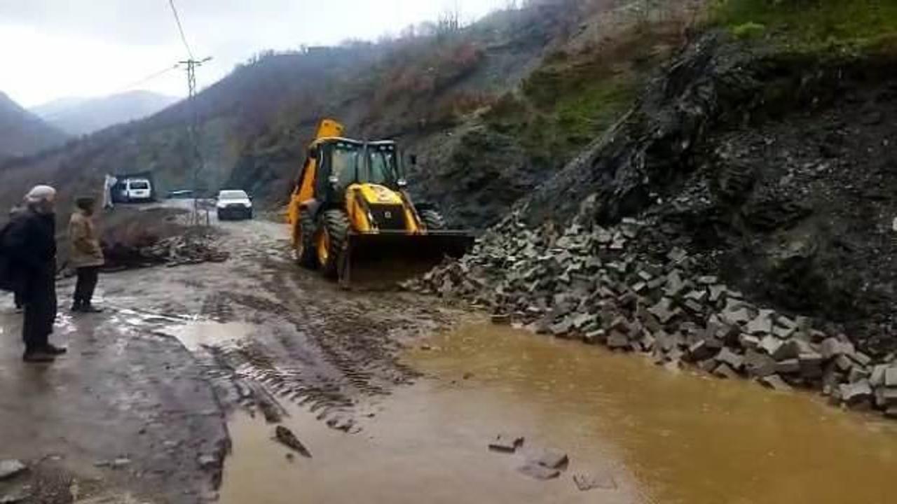 Siirt'te heyelan nedeniyle yol kapandı 