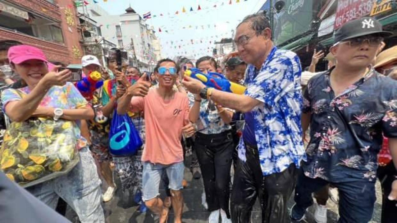 Tayland Başbakanı su savaşına katıldı