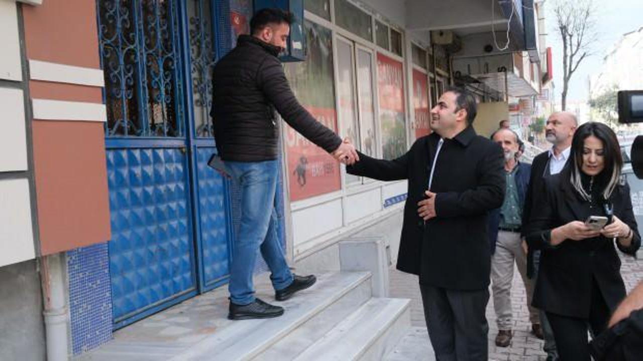 AK Parti milletvekili adayı Harun &Ccedil;elik, Esenyurt'ta kararsız genci b&ouml;yle ikna etti