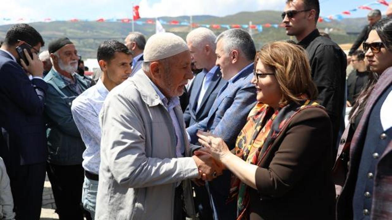 Başkan Şahin, deprem sonrası ilk bayramda Nurdağı ve İslahiyelilerle bir araya geldi