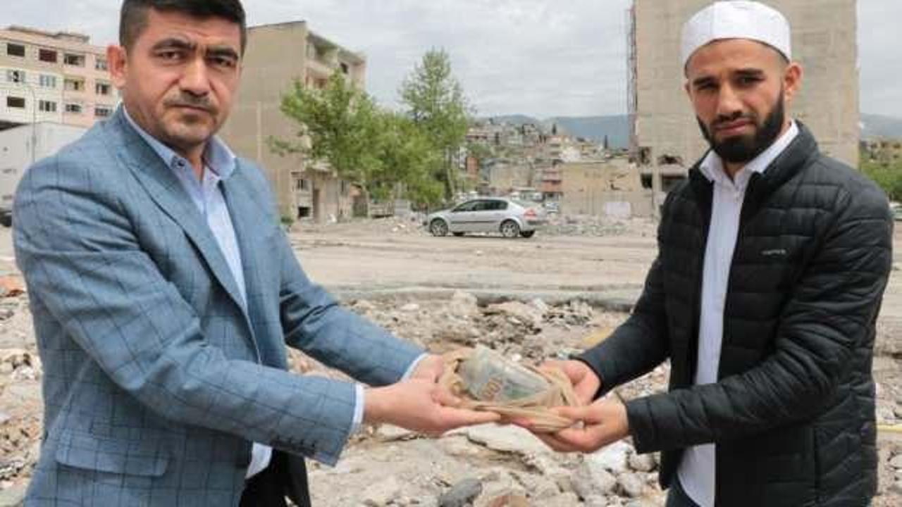 Enkaz başında dua ederken 57 bin dolar buldular