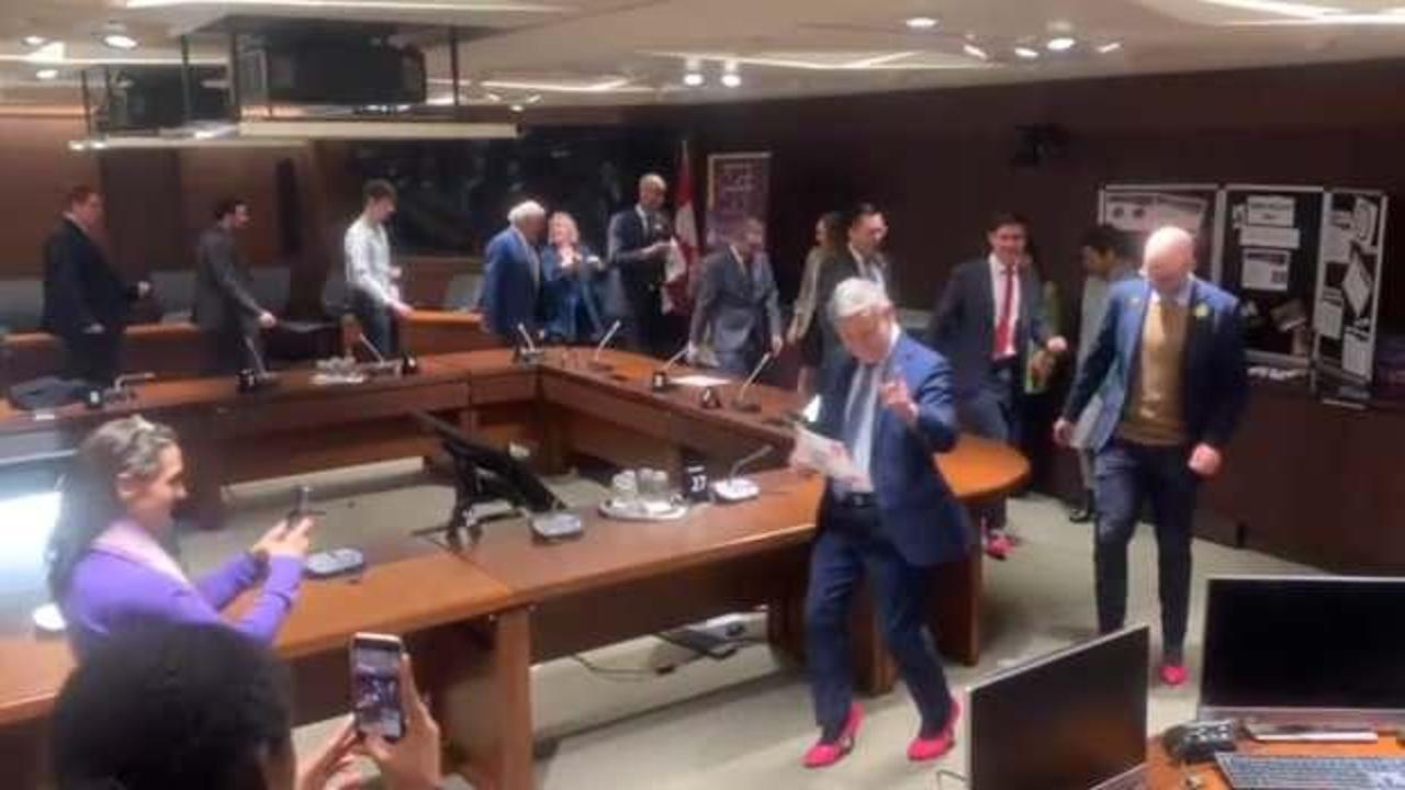 Erkek siyaset&ccedil;iler, mecliste topuklu ayakkabıyla dolaştı